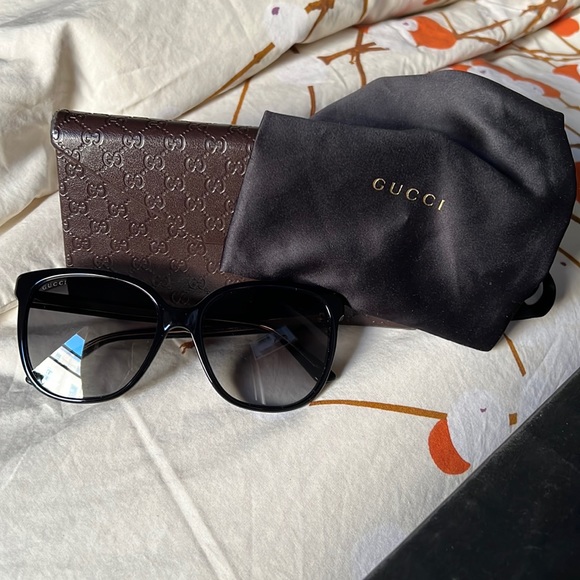 Gucci black sunglasses with gold logo - Picture 2 of 14